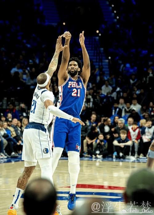 76人官媒晒照:恩比德与哈利伯顿赛后交流 76人官媒晒照:恩比德与哈利伯顿赛后交流